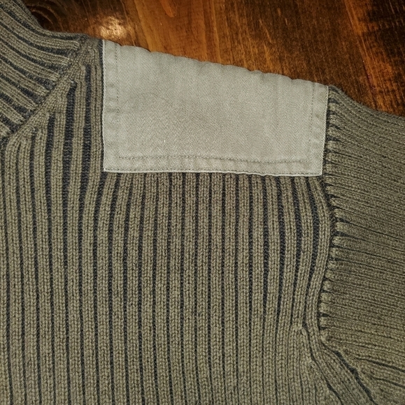 Levi's green sweater with crem shoulder patches Large - Picture 2 of 12